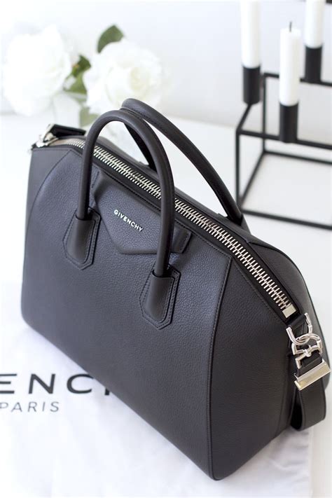 Givenchy Medium Pouch Antigona in Black Grained Leather